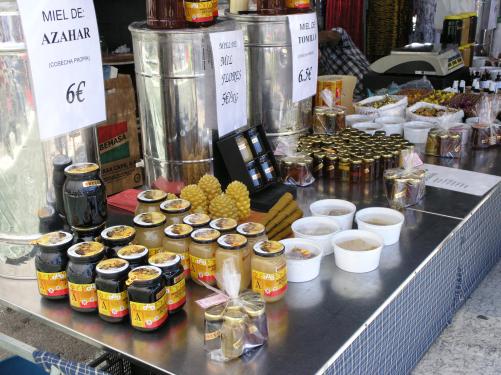 Honigstand auf dem Markt in Vinar&ograve;s